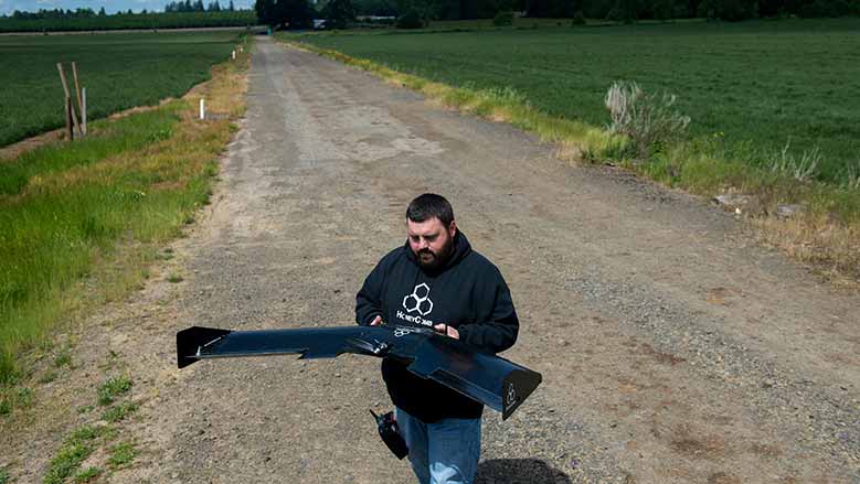 John Faus lanza su AgDrone, un vehículo aéreo no tripulado para vigilancia de los cultivos que pueden cubrir 800 acres por hora y producen mapas de alta resolución de 2D y 3D / Foto: Amanda Lucier - New York Times.