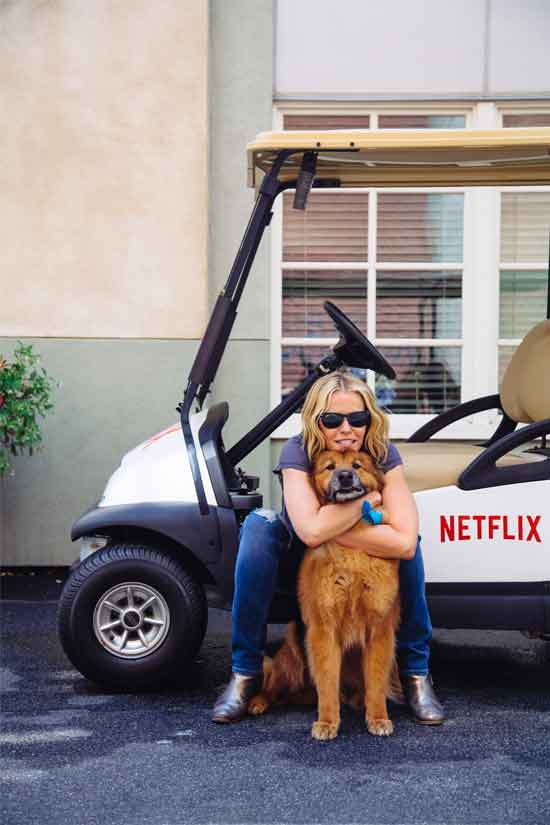 Chelsea Handler y su perro, en los studios de Sony Pictures para su nuevo programa de Netflix “Chelsea”, Fotografía: Revista Win –  NYTM