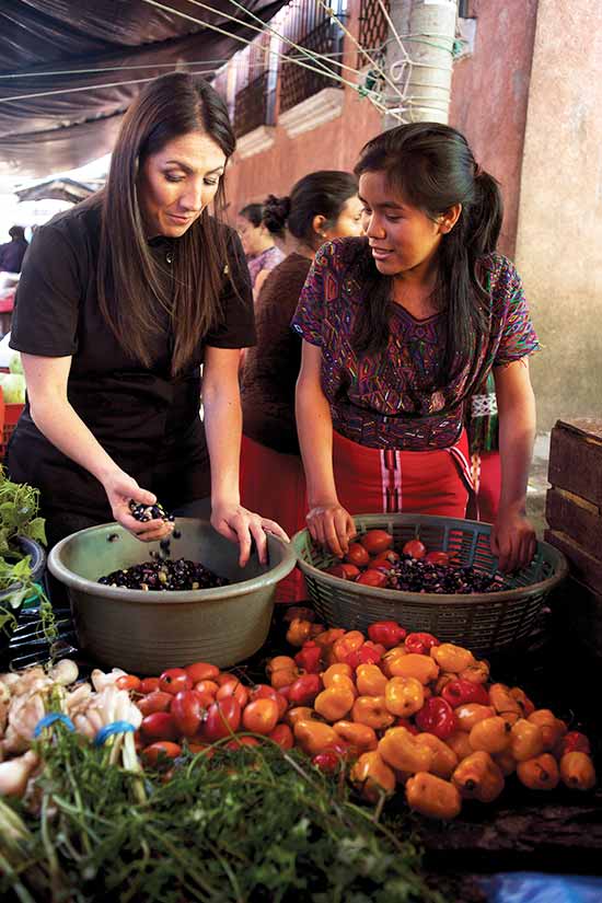 «Viviendo la receta» describe la gastronomía guatemalteca a través de las vivencias de Mirciny en los distintos departamentos de Guatemala. 