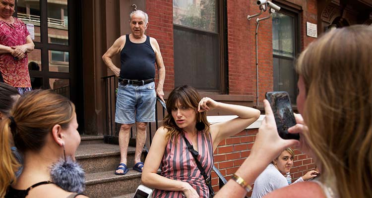 La actriz Kathryn Hahn posa para los aficionados frente a su antiguo edificio. Con ella John Matejas, sus antiguos vecinos. / Foto: Benjamin Norman - NYT. 