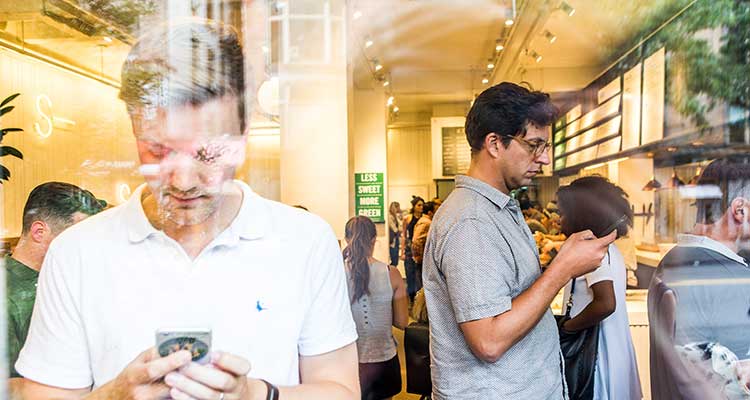 El pago por medio de tarjetas de crédito, débito y apps móviles se propaga cada vez más en algunos comercios. / Foto: Bryan Anselmo - NYT