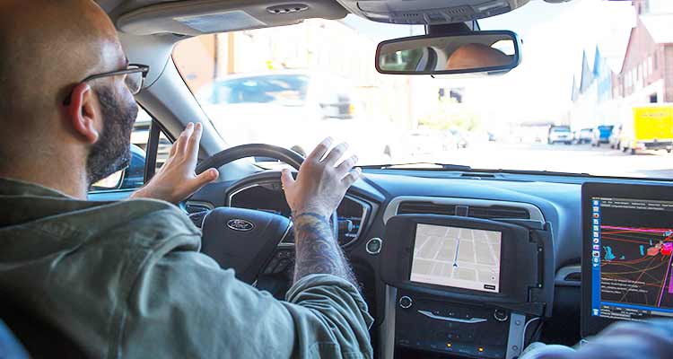 Mike Isaac, un reportero de The New York Times, toma un coche sin conductor Uber en una prueba de conducción a través de las calles de Pittsburg. / Foto: Jeff Swensen The New York Times. 